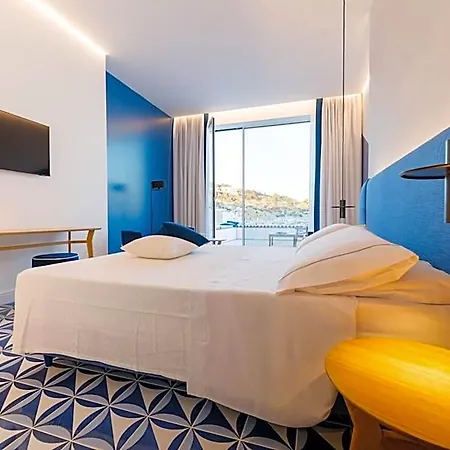 La Roccia Hotell 3*